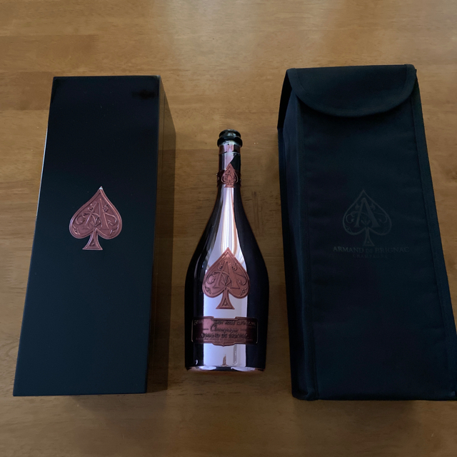 Armand Basi(アルマンドバジ)のアルマンド　ピンク　箱　３セット　空き瓶付き　箱カバー　1セット 食品/飲料/酒の酒(シャンパン/スパークリングワイン)の商品写真