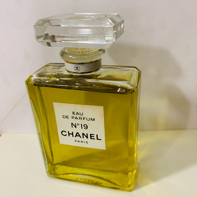 CHANEL No.19