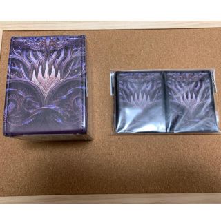 マジックザギャザリング(マジック：ザ・ギャザリング)のMTG　カルドハイム　新デザインロゴマークデッキケース&スリーブ(カードサプライ/アクセサリ)