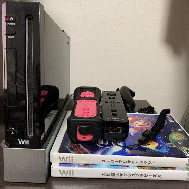 Wii(ウィー)のWii、コントローラー2つ、ソフト2つ エンタメ/ホビーのゲームソフト/ゲーム機本体(家庭用ゲーム機本体)の商品写真