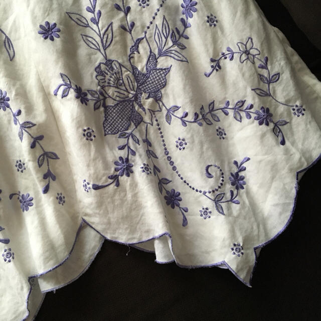 ZARA(ザラ)のZALA 刺繍スカート レディースのスカート(ひざ丈スカート)の商品写真