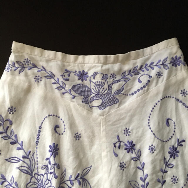 ZARA(ザラ)のZALA 刺繍スカート レディースのスカート(ひざ丈スカート)の商品写真