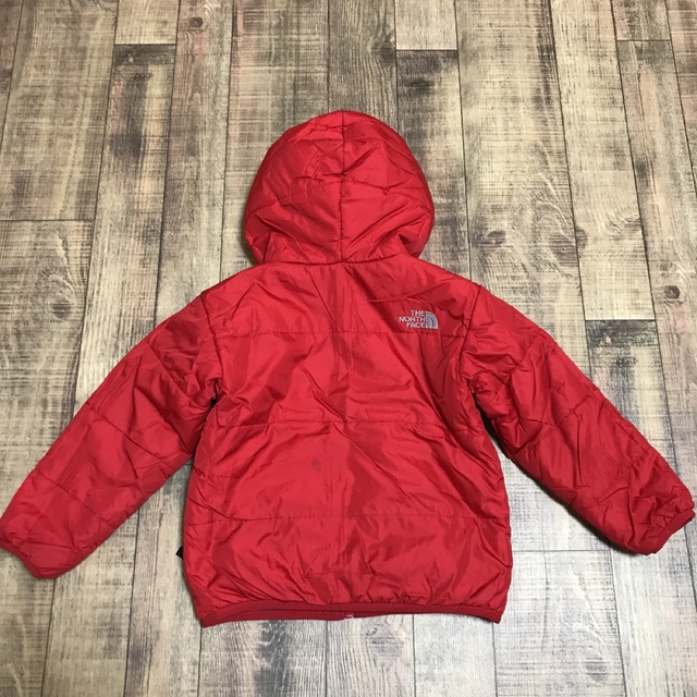 THE NORTH FACE(ザノースフェイス)のThe North Face Down JKT リバーシブル 赤 4T/4B キッズ/ベビー/マタニティのキッズ服男の子用(90cm~)(ジャケット/上着)の商品写真