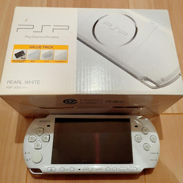 PlayStation Portable(プレイステーションポータブル)のPlayStationPortable本体(箱あり)＋ソフト3本 エンタメ/ホビーのゲームソフト/ゲーム機本体(家庭用ゲーム機本体)の商品写真