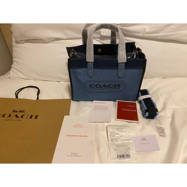 COACH(コーチ)のCOACH ストラップ付 フィールド トート コーチ デニムバック キャンバス レディースのバッグ(トートバッグ)の商品写真