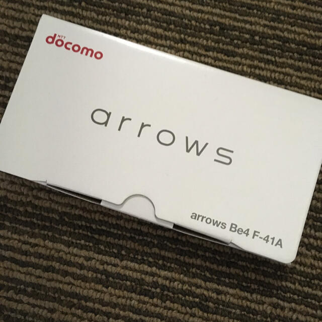 ARROW(アロー)の新品未使用　arrows F-41A ホワイト 白 アローズ　本体　docomo スマホ/家電/カメラのスマートフォン/携帯電話(スマートフォン本体)の商品写真