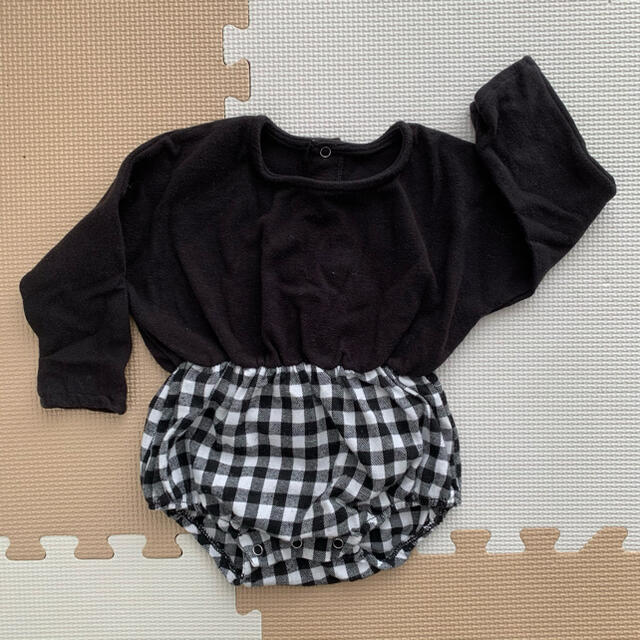 ブラック チェック ロンパース 73cm キッズ/ベビー/マタニティのベビー服(~85cm)(ロンパース)の商品写真
