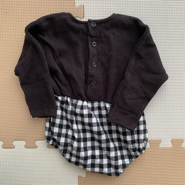 ブラック チェック ロンパース 73cm キッズ/ベビー/マタニティのベビー服(~85cm)(ロンパース)の商品写真