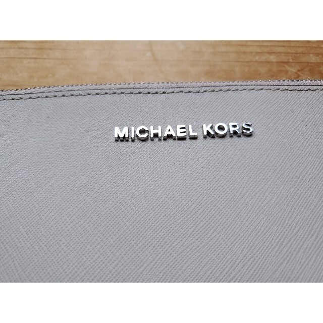 Michael Kors(マイケルコース)のMICHAEL KORS　クラッチ　バック　グレー　レザー マイケル・コース レディースのバッグ(クラッチバッグ)の商品写真
