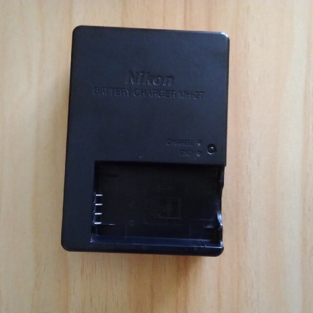 Nikon(ニコン)のNikon 充電器　MH-27 スマホ/家電/カメラのスマートフォン/携帯電話(バッテリー/充電器)の商品写真