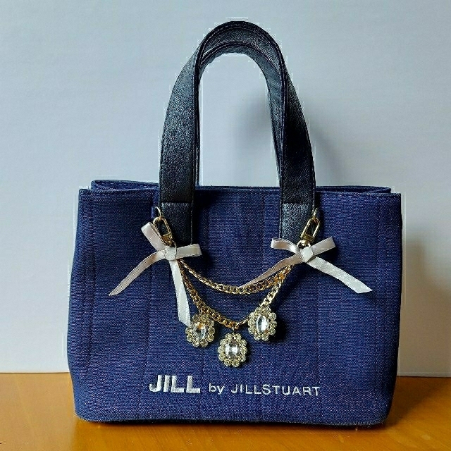 JILL by JILLSTUART(ジルバイジルスチュアート)のジルバイジルスチュアート　ジュエルリボントート　ミルキ様専用　 レディースのバッグ(トートバッグ)の商品写真