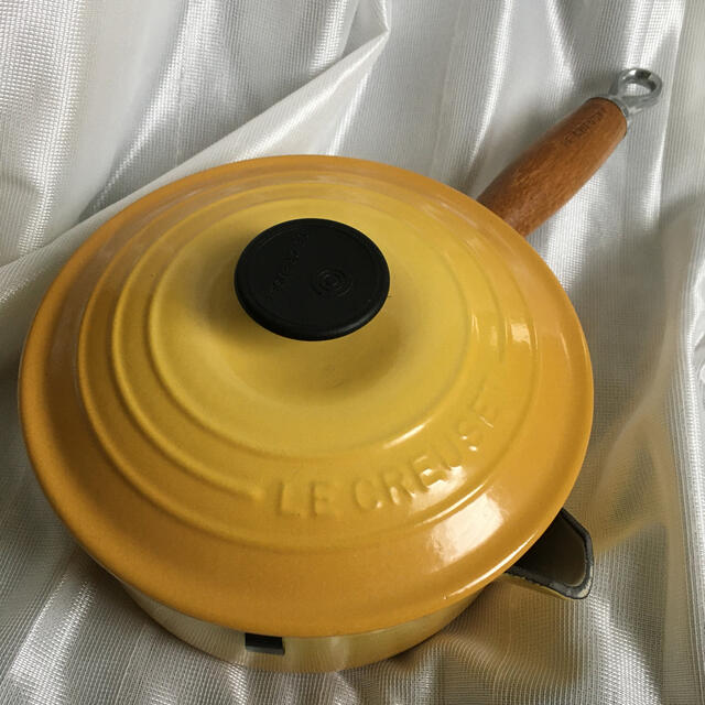 LE CREUSET(ルクルーゼ)のル・クルーゼ　ウッドハンドル　イエロー　ソースパン18cm　片手鍋　レア インテリア/住まい/日用品のキッチン/食器(鍋/フライパン)の商品写真