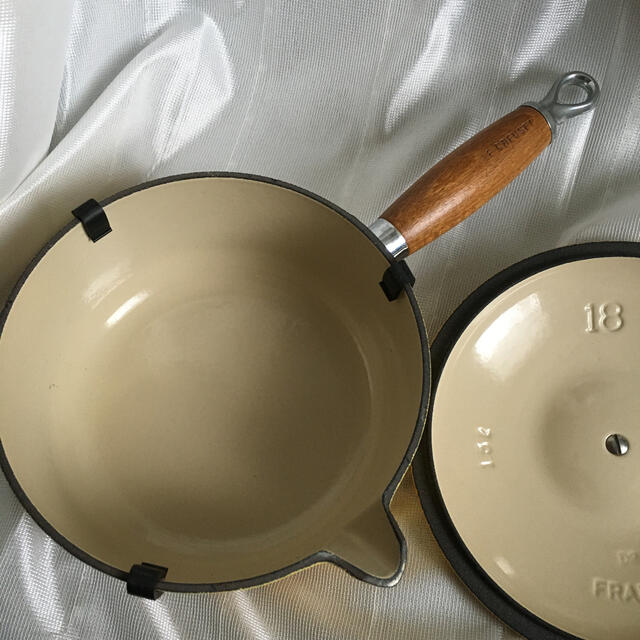 LE CREUSET(ルクルーゼ)のル・クルーゼ　ウッドハンドル　イエロー　ソースパン18cm　片手鍋　レア インテリア/住まい/日用品のキッチン/食器(鍋/フライパン)の商品写真