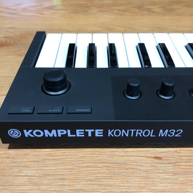 KOMPLETE KONTROL M32 MIDIキーボード 1