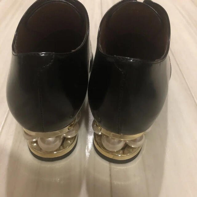 JEFFREY CAMPBELL(ジェフリーキャンベル)のジェフリーキャンベル　パールヒールローファー ブラック 美品 レディースの靴/シューズ(ローファー/革靴)の商品写真