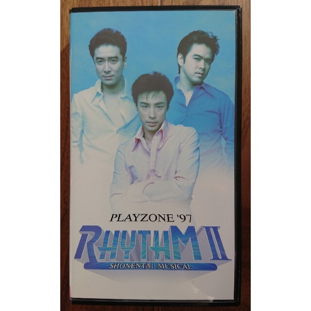 少年隊(ショウネンタイ)の少年隊☆ミュージカル PLAYZONE'97☆RHYTHMⅡ☆VHSビデオテープ エンタメ/ホビーのタレントグッズ(アイドルグッズ)の商品写真