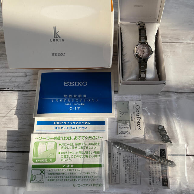 SEIKO(セイコー)の美品　SEIKO LUKIA 電波ソーラー　フラワーパーティ レディースのファッション小物(腕時計)の商品写真