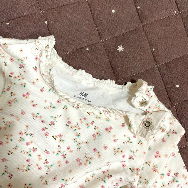 H&M(エイチアンドエム)のフリルが可愛い𓇬花柄上下セット キッズ/ベビー/マタニティのベビー服(~85cm)(ロンパース)の商品写真