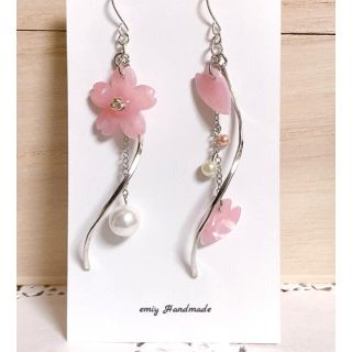 大人可愛い♡上品　アシンメトリー　ツイスト 桜ピアス・イヤリング／シルバー★再販(ピアス)