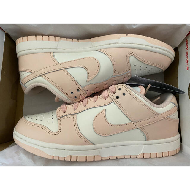 NIKE(ナイキ)の新品 NIKE WMNS DUNK LOW ORANGE PEARL 24 レディースの靴/シューズ(スニーカー)の商品写真