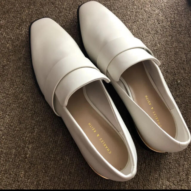 Charles and Keith(チャールズアンドキース)の新品☆CHARLES＆KEITH スクエアトゥローファー レディースの靴/シューズ(ローファー/革靴)の商品写真