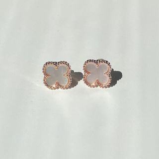 フラワーピアス　白(ピアス)