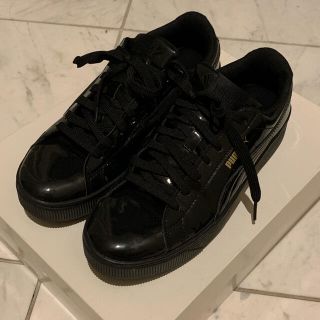 プーマ(PUMA)のPUMA エナメルスニーカー　BLACK 24センチ(スニーカー)