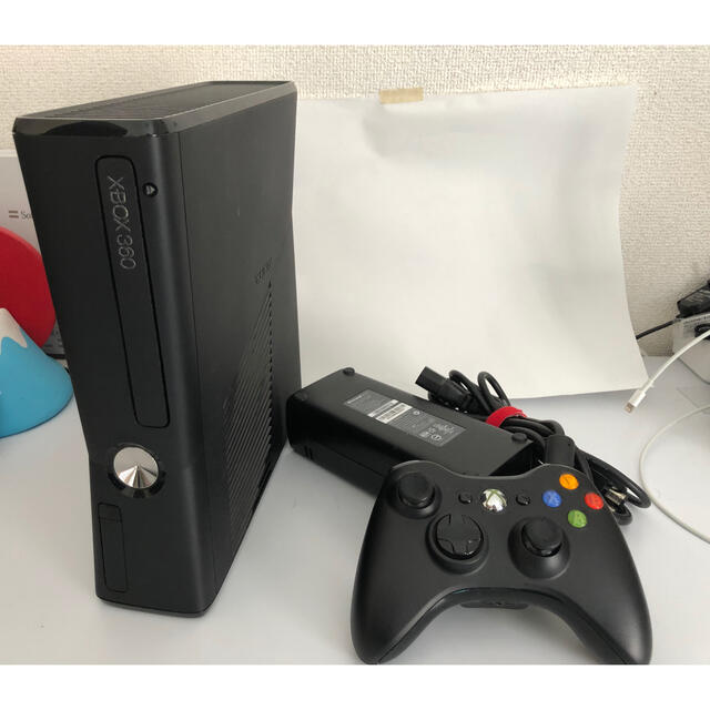 Xbox360(エックスボックス360)のXbox 360 4GB ＋ Kinect（キネクト） エンタメ/ホビーのゲームソフト/ゲーム機本体(家庭用ゲーム機本体)の商品写真