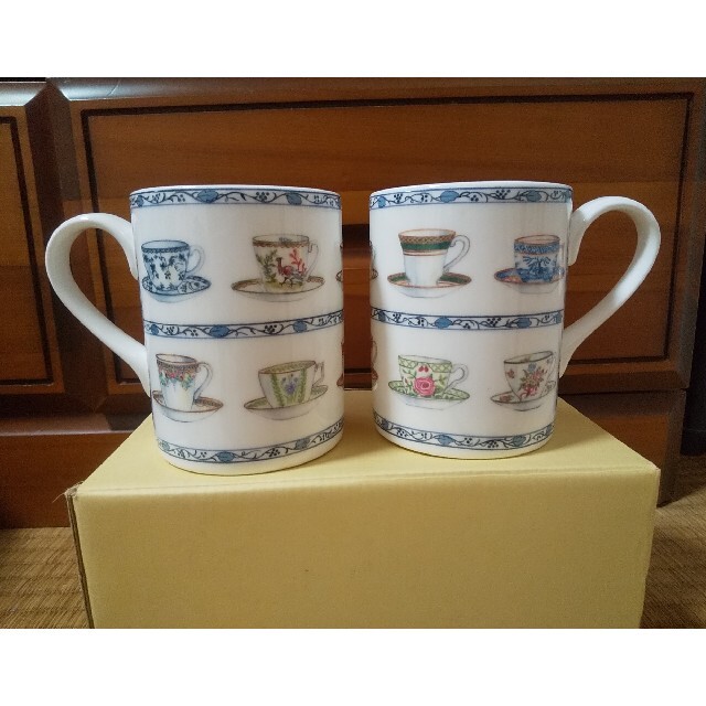 Royal Doulton(ロイヤルドルトン)のロイヤルドルトン ペアカップ（２個セット） インテリア/住まい/日用品のキッチン/食器(グラス/カップ)の商品写真