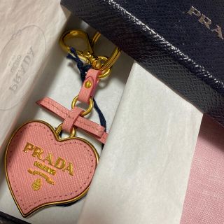 プラダ(PRADA)のPrada プラダ：ハート サフィアーノ リボンキーホルダー（ピンク）(キーホルダー)