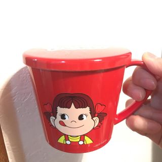 フジヤ(不二家)の(新品)レア　ペコちゃん　蓋付きマグカップ(グラス/カップ)