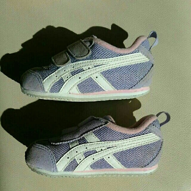 asics(アシックス)のasics スニーカー 13.5cm キッズ/ベビー/マタニティのベビー靴/シューズ(~14cm)(スニーカー)の商品写真