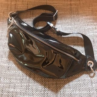 ザラ(ZARA)のZARA エナメル ボディバッグ(ボディーバッグ)