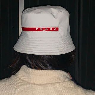 プラダ(PRADA)のPRADA バケットハット　ホワイト　即決　値下げ可(ハット)