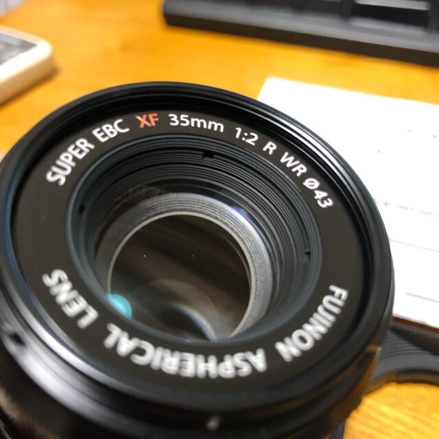 富士フイルム(フジフイルム)のFUJIFILM XF35mm F2 R WR 別売フード レンズフィルター付き スマホ/家電/カメラのカメラ(レンズ(単焦点))の商品写真