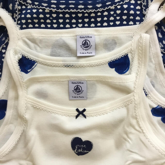 PETIT BATEAU(プチバトー)の【新品】プチバトー 5ans プリントキャミソール3枚組 ハートプリント キッズ/ベビー/マタニティのキッズ服女の子用(90cm~)(下着)の商品写真