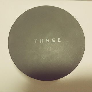 スリー(THREE)のTHREE ルースパウダー(フェイスパウダー)