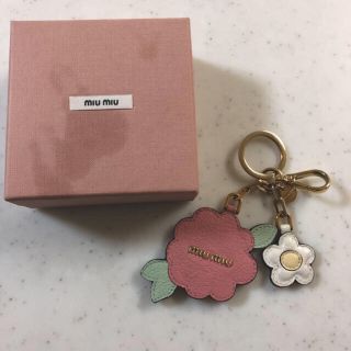 ミュウミュウ(miumiu)の❤︎ミュウミュウ　お花　キーホルダー❤︎(キーホルダー)