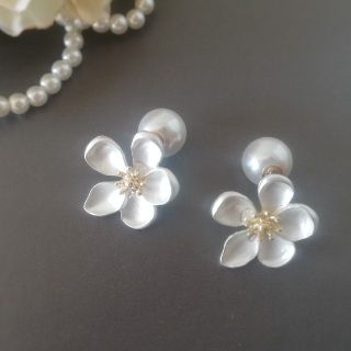 イエナ(IENA)の【naonao様♡】大人の白銀flower　パールキャッチピアス　ハンドメイド(ピアス)