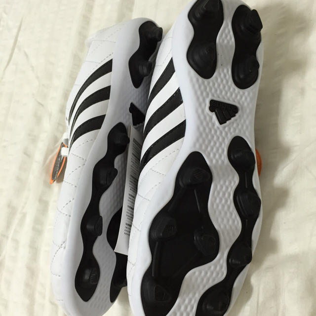 adidas(アディダス)のadidas スパイク23.5cm 新品 スポーツ/アウトドアのサッカー/フットサル(シューズ)の商品写真