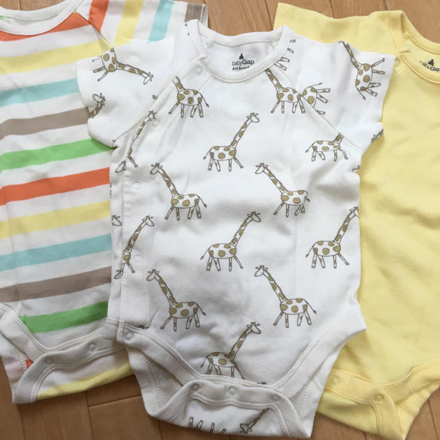 babyGAP(ベビーギャップ)のbabyGap 半袖ロンパース3枚セット キッズ/ベビー/マタニティのベビー服(~85cm)(ロンパース)の商品写真