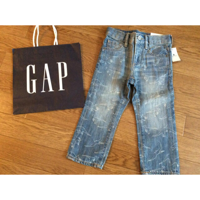 GAP Kids(ギャップキッズ)の新品未使用タグ付GAP★オシャレ★恐竜ダメージデニムジーンズ2T95ダイナソー キッズ/ベビー/マタニティのキッズ服男の子用(90cm~)(パンツ/スパッツ)の商品写真