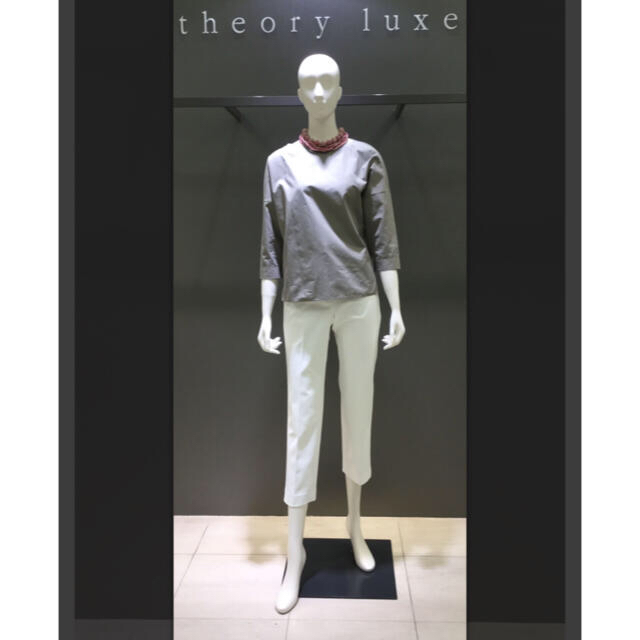 Theory luxe(セオリーリュクス)の美品　セオリーリュクス　テーパード　スラックス　パンツ　白　 レディースのパンツ(カジュアルパンツ)の商品写真