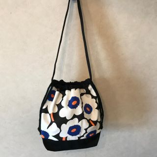 マリメッコ(marimekko)のマリメッコミニ巾着バック(ブラック)(バッグ)