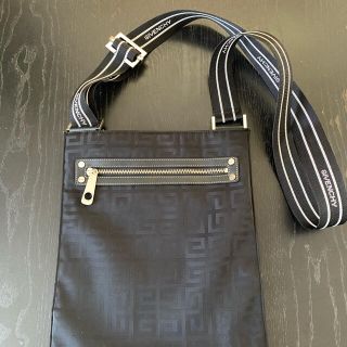 ジバンシィ(GIVENCHY)の美品！ジバンシー　斜めがけバッグ(ショルダーバッグ)