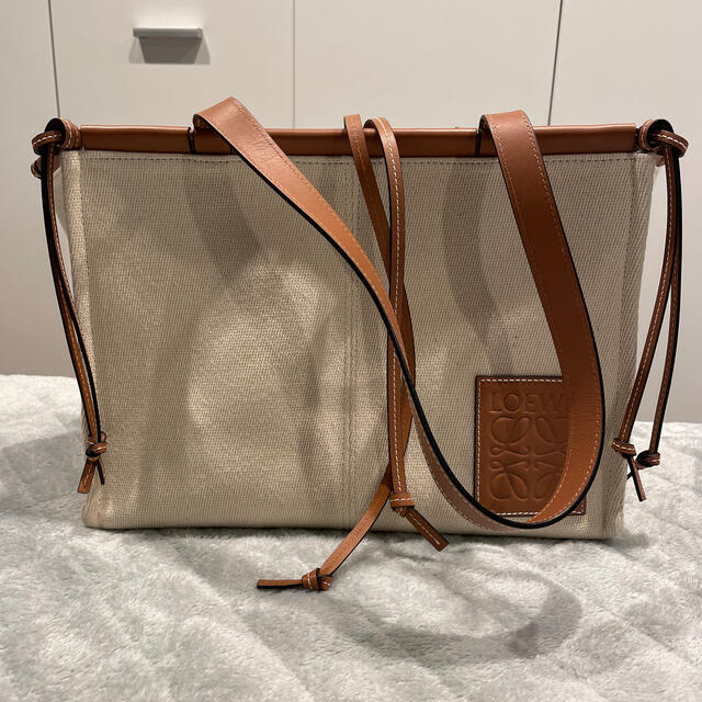 安いそれに目立つ LOEWE LOEWE♡クッショントート スモール - トート