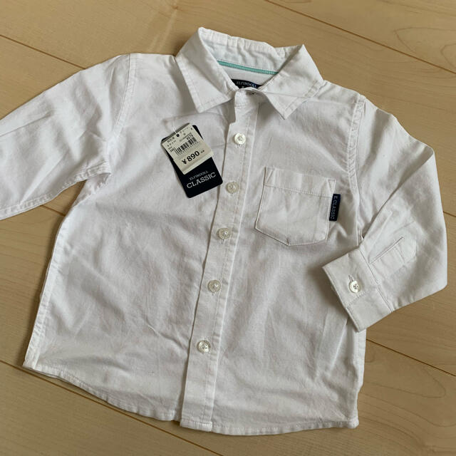 西松屋(ニシマツヤ)の新品　白シャツ キッズ/ベビー/マタニティのキッズ服男の子用(90cm~)(ブラウス)の商品写真