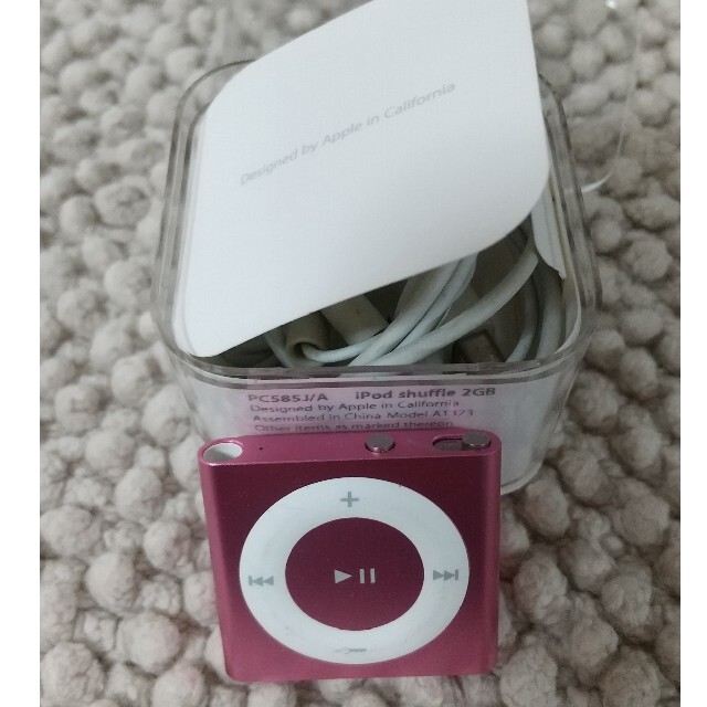 Apple(アップル)のiPod shuffle 第4世代 2GB ピンク　刻印あり　初期化済 スマホ/家電/カメラのオーディオ機器(ポータブルプレーヤー)の商品写真