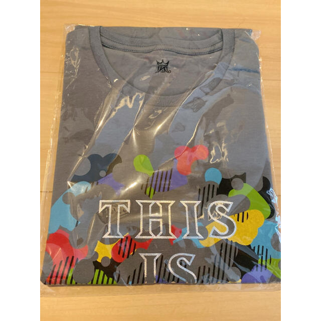 嵐(アラシ)の嵐　THIS IS ARASHI グッズ　Tシャツ　グレー　新品未開封 エンタメ/ホビーのタレントグッズ(アイドルグッズ)の商品写真