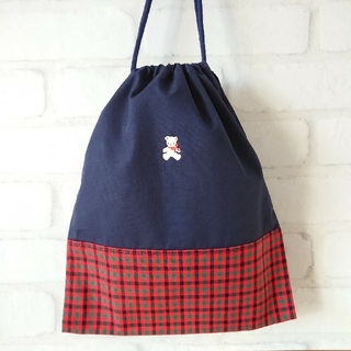 ファミリア(familiar)の【ハンドメイド 】リボンくまさんワッペン付給食袋 巾着 2/28まで(外出用品)